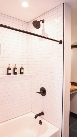 Shower, hair dryer, towels, soap - Cozy Music City Cabin Retreat - Sleeps 10, 3br + 2 bath (Ashland City)