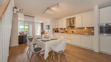 Refrigerador, microondas, horno, placa de cocina