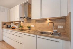 ثلاجة، ميكروويف، فرن، موقد طهي مسطح