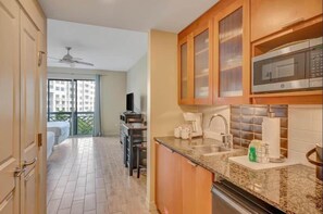 Private kitchen - Studio In Sandestin's Baytowne With Superb  View (Miramar Beach)