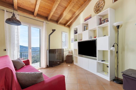 Fernseher. Apartment 'La Casetta Di Dany - Casarza Ligure' mit Bergblick, WLAN und Klimaanlage