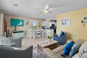 Huoneisto, useita sänkyjä (St. Martin Beachwalk Villas 321) | Oleskelualue