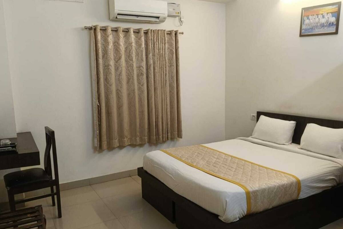 Työpöytä, kannettavalle tietokoneelle sopiva työtila, ilmainen Wi-Fi