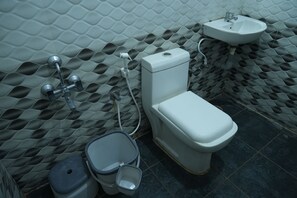 Habitació doble clàssica | Bany | Dutxa, assecador de cabells, tovalloles i sabó 