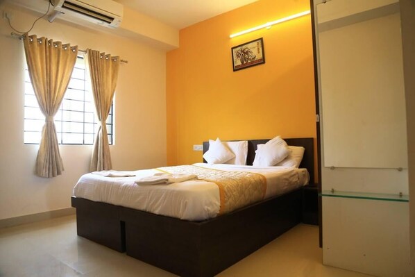 Superior Studio | Desk, laptop workspace, free WiFi