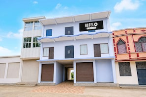 A two-story hotel with a sign indicating it is serviced by OYO. - Hotel O Vijay Shree Marriage Hall (Gopalganj)