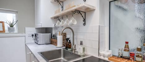 Lave-vaisselle, batterie de cuisine, vaisselle et ustensiles