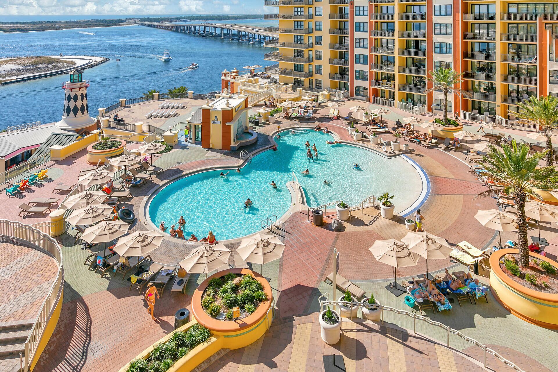 Een binnenzwembad en een buitenzwembad