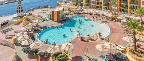 Een binnenzwembad en een buitenzwembad