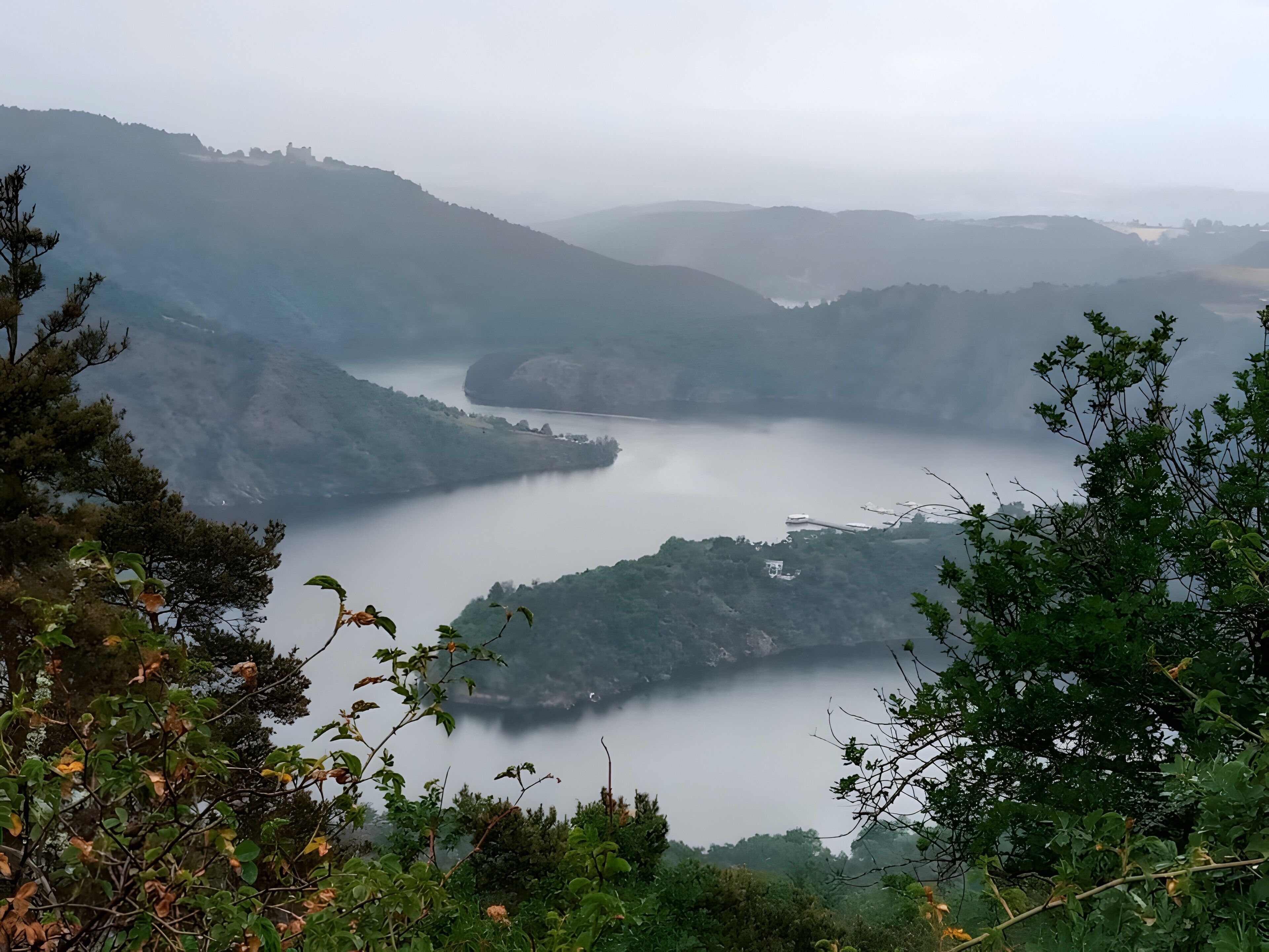 Paisatge de muntanyes amb un llac rodejat per turons.