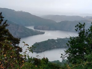 Un paysage montagneux avec un lac entouré de collines.