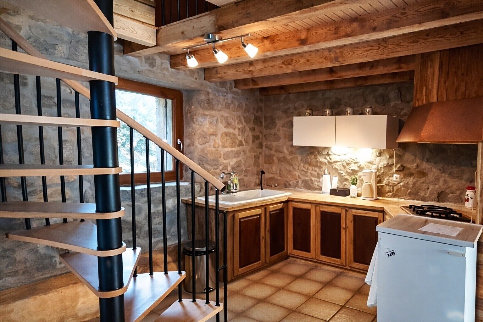 Frigorífico, microondas, horno y placa de cocina