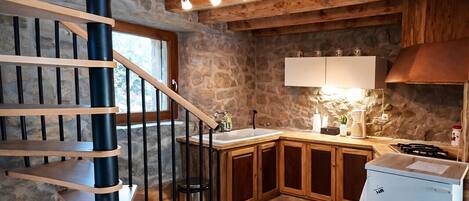 Jääkaappi, mikroaaltouuni, uuni, liesi