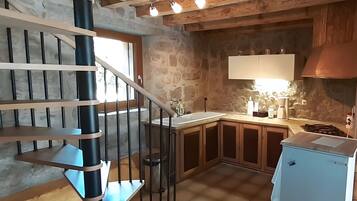 Een koelkast, een microgolfoven, een oven, een kookplaat