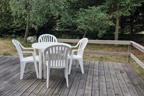 Outdoor dining - Characterful Gite with Welcoming Atmosphere (Merle-Leignec)