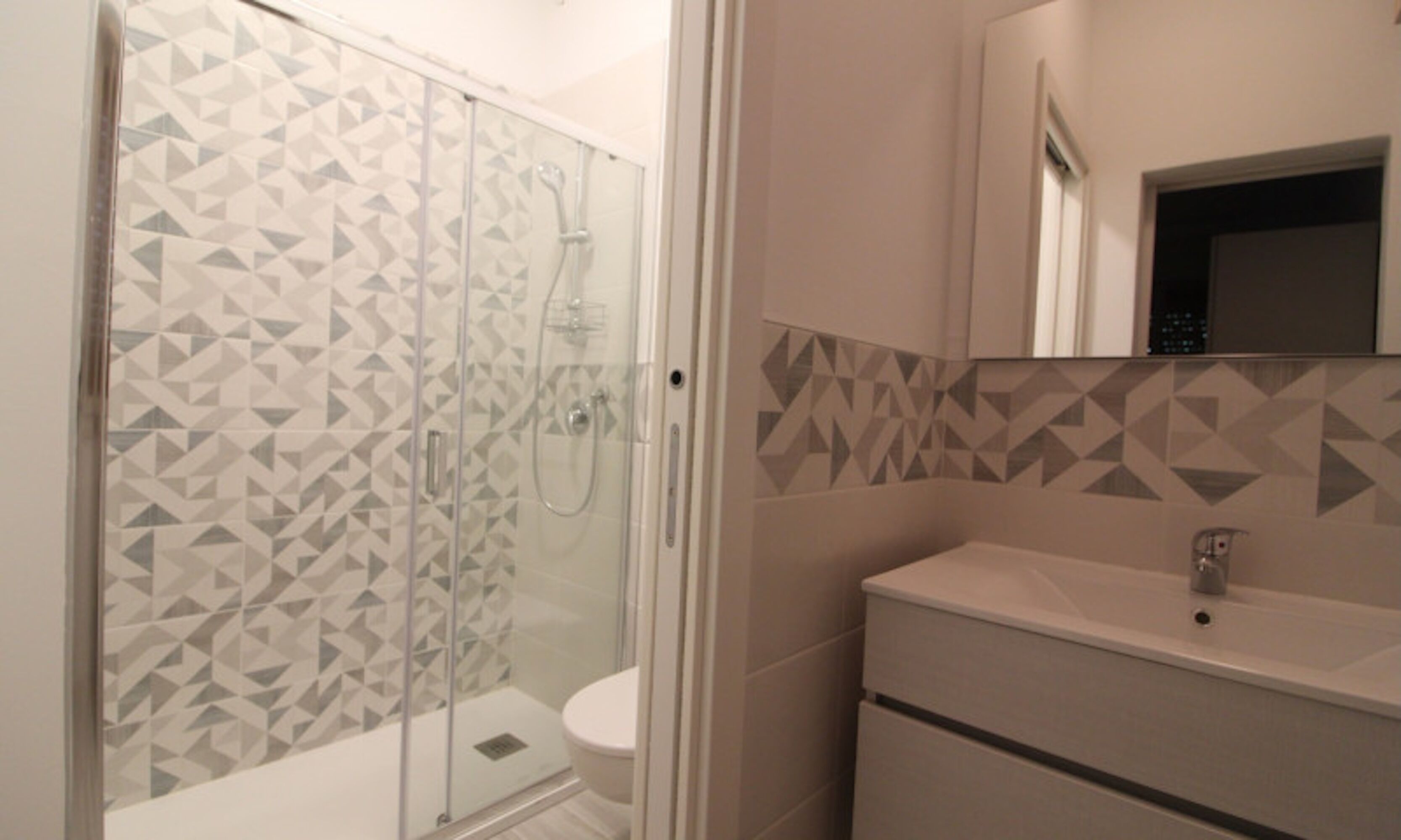 Un baño con ducha, inodoro y lavabo.