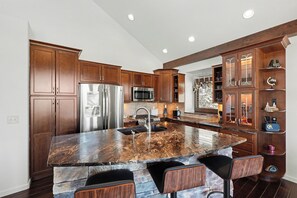 Mikrobølgeovn, ovn, kokeplater og oppvaskmaskin