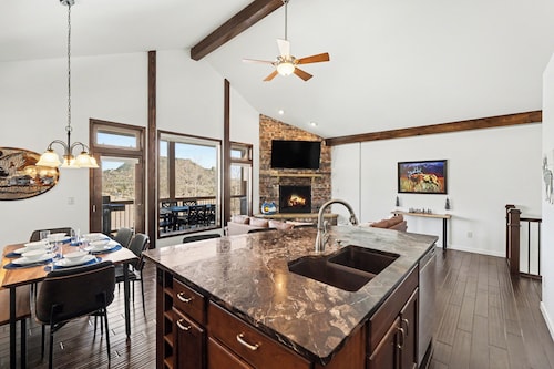 Luxury Mountain Retreat • Hot Tub • Sauna • Views