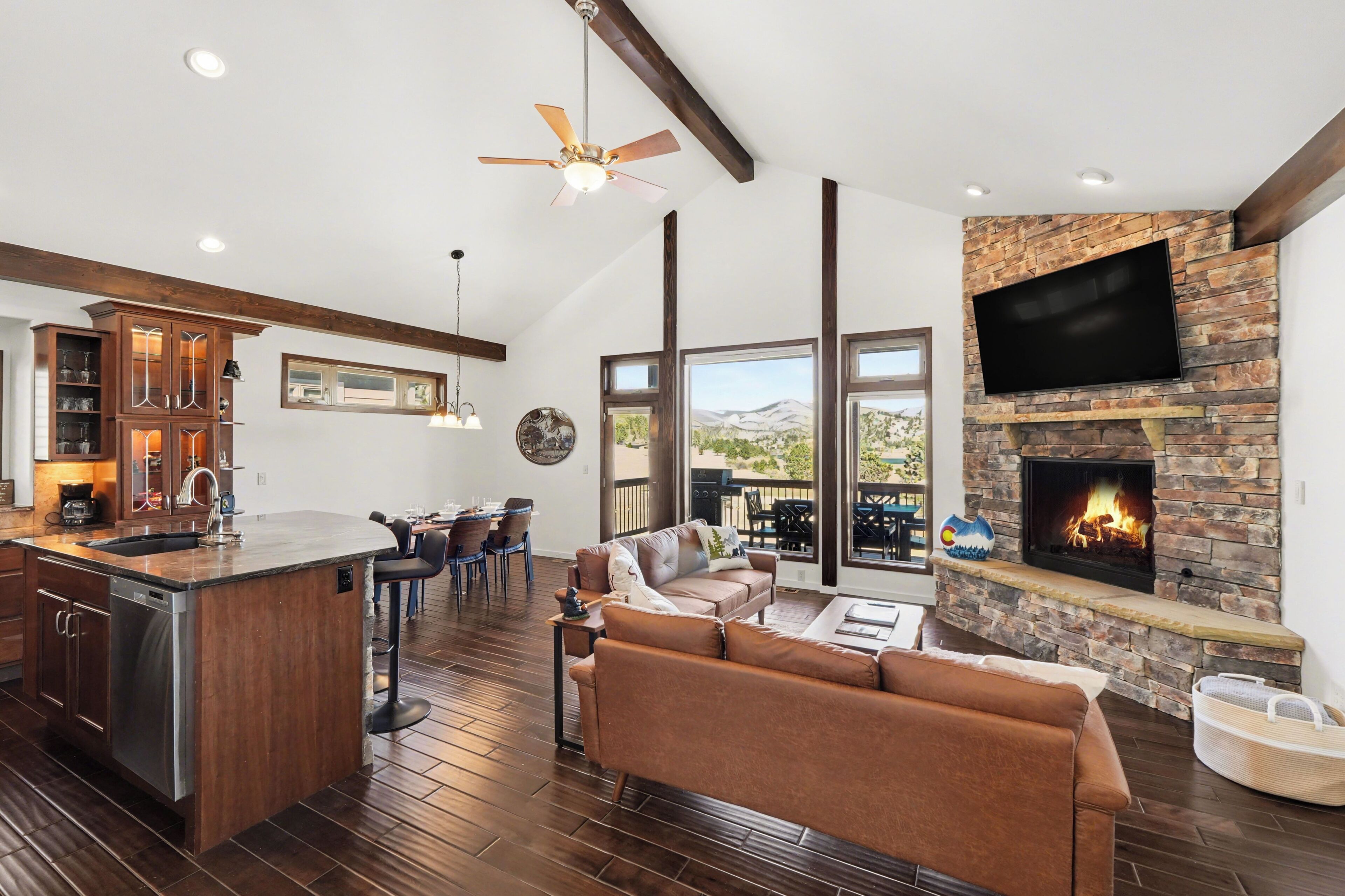 Smart TV, fireplace