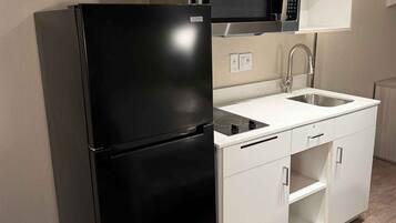 Frigorífico, microondas y placa de cocina