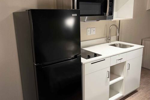Réfrigérateur, four à micro-ondes, surface de cuisson