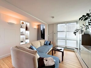 TV, offices - The Artist's Residence (Greater London)