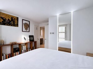 Tabla de planchar con plancha, wifi y ropa de cama 