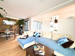 TV, offices - The Artist's Residence (Greater London)