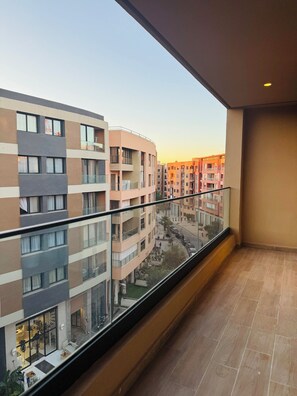 A balcony with a view of adjacent buildings and a clear sky. - New and modern 3 bedrooms, 2 bedrooms in Gueliz (Marrakesh)