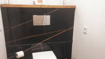 Douche, sĂšche-cheveux, serviettes fournies, savon