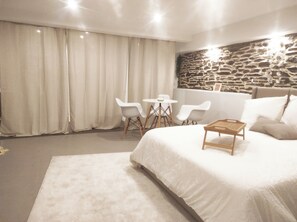 2 bedrooms, free WiFi, bed sheets, wheelchair access - Suite, SPA Jacuzzi, Cinema & Karaoke - Romantic getaway or with friends! (Saint-Joseph)