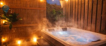 Suite, SPA Jacuzzi, Cinema & Karaoke - Romantic getaway or with friends!