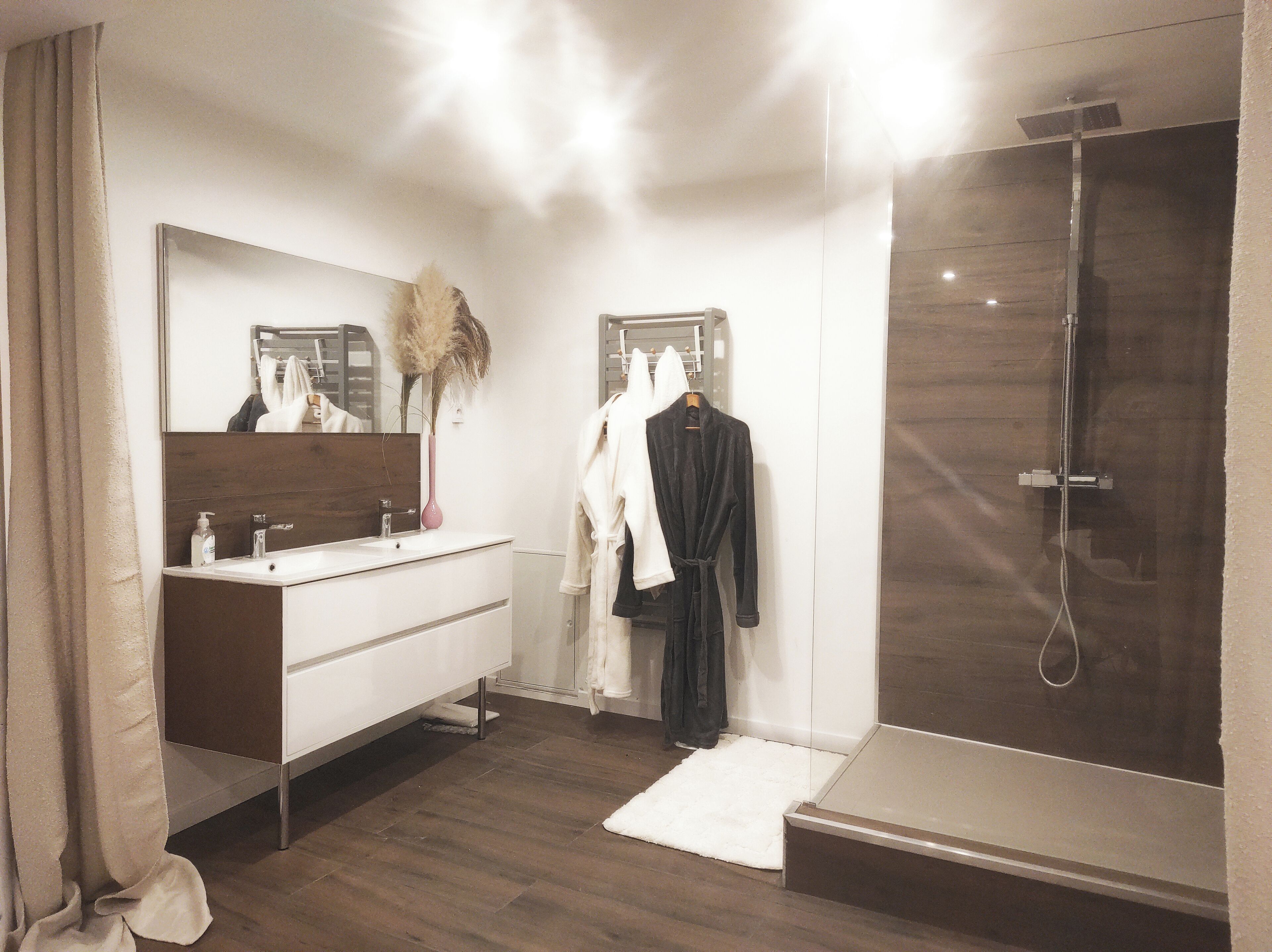 Dusj, hårføner, håndklær og såpe