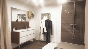 Dusj, hårføner, håndklær og såpe