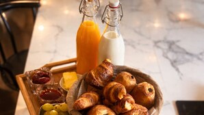 A wooden tray with pastries, fruits, and condiments on a marble countertop. - Suite, SPA Jacuzzi, Cinema & Karaoke - Romantic getaway or with friends! (Saint-Joseph)