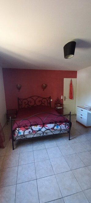 4 bedrooms, desk