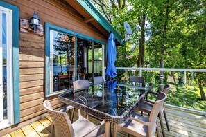 Outdoor dining - THE BUCKHORN LAKEHOUSE Peaceful Waterfront Retreat (Lakehurst)