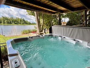 A hot tub with a view of a lake and trees. - THE BUCKHORN LAKEHOUSE Peaceful Waterfront Retreat (Lakehurst)