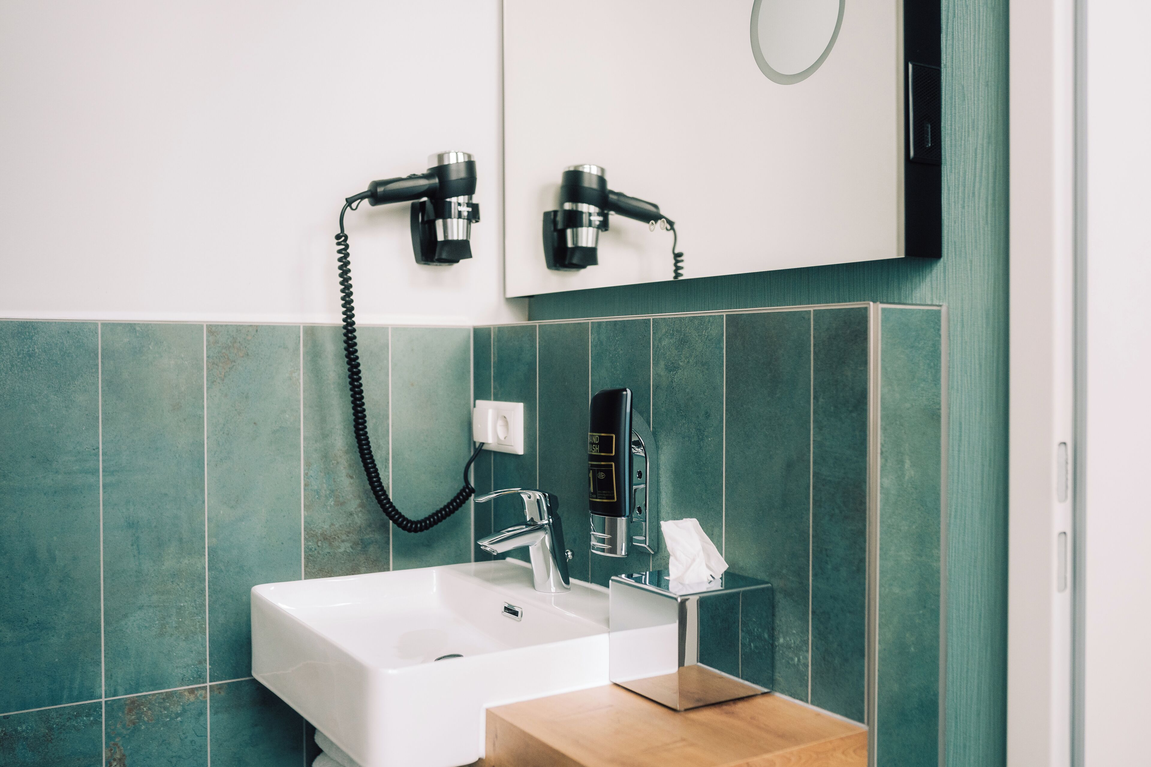 Haartrockner, Handtücher, Toilettenpapier