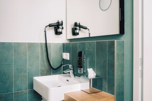 Haartrockner, Handtücher, Toilettenpapier