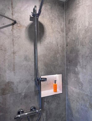 Dusche, Haartrockner, Handtücher, Seife