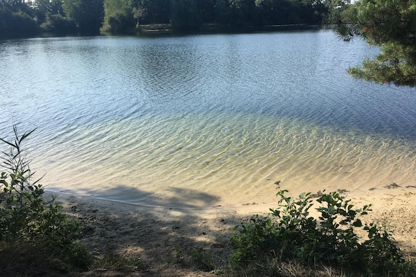 Vlak bij het strand, ligstoelen aan het strand