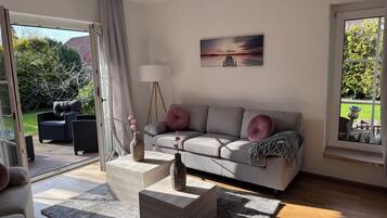 Een smart-tv, een open haard, boeken en een stereo