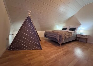 3 bedrooms, desk, iron/ironing board, free WiFi