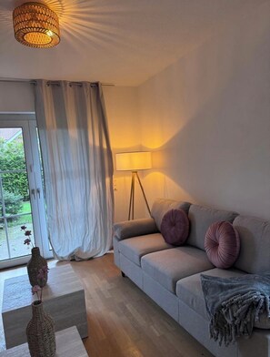 Smart TV, chimenea, libros, estéreo