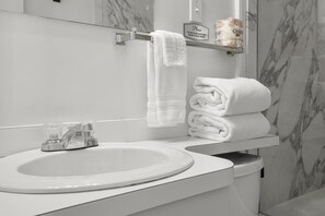 Shower, hair dryer, towels, soap - Premium Room, 1 King Bed, Lake View (Polson)