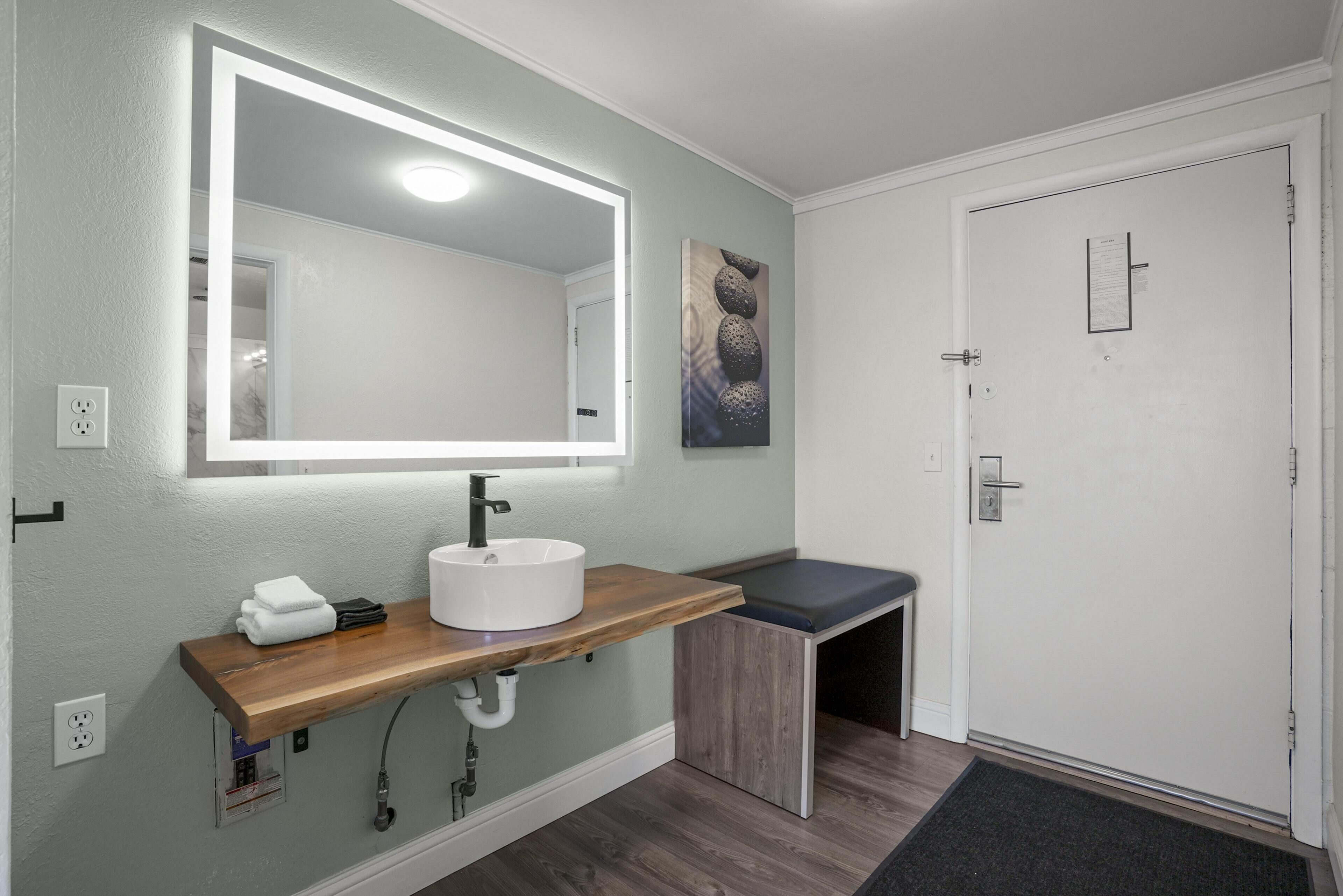 Regadera, secadora de cabello, toallas, jabón 