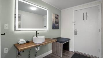 Regadera, secadora de cabello, toallas, jabón