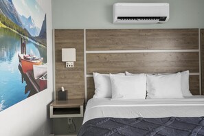 1 bedroom, WiFi, bed sheets - Premium Room, 1 King Bed, Lake View (Polson)