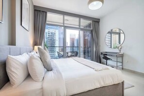 럭셔리 아파트, 발코니, 시내 전망 | 객실 내 금고, 각각 다른 스타일의 인테리어, 각각 다르게 가구 비치, 책상